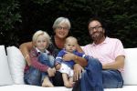 Aerdenhout 3 augustus 2010
Arie Ribbens met zijn vrouw en kleinkinderen thuis bij zijn dochter.
Peter Smulders bv