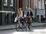 Amsterdam 6 september 2010
Halina Reijn en Carice v Houten samen op de fiets in Amsterdam.
Peter Smulders bv