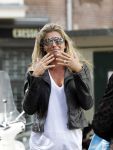Amsterdam 24 augustus 2010
Danielle Overgaag werkt mee aan candid camera programma van sbs 6 samen met haar hond evert.
Peter Smulders bv