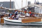 Amsterdam 21 augustus 2010
Prins Willem Alkexander met de groende Draeck bij sail. Prinses Maxima Prinses Amalia Ariane en Alexia zijn er ook bij. Ook is er een kindermeisje bij. Ze voeren onder begeleiding van meerdere politie boten
Peter Smulders bv