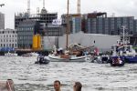 Amsterdam 21 augustus 2010
Prins Willem Alkexander met de groende Draeck bij sail. Prinses Maxima Prinses Amalia Ariane en Alexia zijn er ook bij. Ook is er een kindermeisje bij. Ze voeren onder begeleiding van meerdere politie boten
Peter Smulders bv