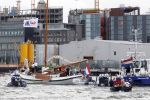Amsterdam 21 augustus 2010
Prins Willem Alkexander met de groende Draeck bij sail. Prinses Maxima Prinses Amalia Ariane en Alexia zijn er ook bij. Ook is er een kindermeisje bij. Ze voeren onder begeleiding van meerdere politie boten
Peter Smulders bv