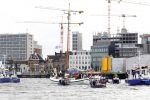 Amsterdam 21 augustus 2010
Prins Willem Alkexander met de groende Draeck bij sail. Prinses Maxima Prinses Amalia Ariane en Alexia zijn er ook bij. Ook is er een kindermeisje bij. Ze voeren onder begeleiding van meerdere politie boten
Peter Smulders bv