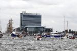 Amsterdam 21 augustus 2010
Prins Willem Alkexander met de groende Draeck bij sail. Prinses Maxima Prinses Amalia Ariane en Alexia zijn er ook bij. Ook is er een kindermeisje bij. Ze voeren onder begeleiding van meerdere politie boten
Peter Smulders bv