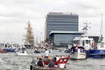 Amsterdam 21 augustus 2010
Prins Willem Alkexander met de groende Draeck bij sail. Prinses Maxima Prinses Amalia Ariane en Alexia zijn er ook bij. Ook is er een kindermeisje bij. Ze voeren onder begeleiding van meerdere politie boten
Peter Smulders bv