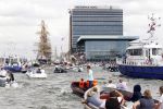 Amsterdam 21 augustus 2010
Prins Willem Alkexander met de groende Draeck bij sail. Prinses Maxima Prinses Amalia Ariane en Alexia zijn er ook bij. Ook is er een kindermeisje bij. Ze voeren onder begeleiding van meerdere politie boten
Peter Smulders bv