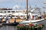 Amsterdam 21 augustus 2010
Prins Willem Alkexander met de groende Draeck bij sail. Prinses Maxima Prinses Amalia Ariane en Alexia zijn er ook bij. Ook is er een kindermeisje bij. Ze voeren onder begeleiding van meerdere politie boten
Peter Smulders bv