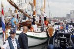 Amsterdam 21 augustus 2010
Prins Willem Alkexander met de groende Draeck bij sail. Prinses Maxima Prinses Amalia Ariane en Alexia zijn er ook bij. Ook is er een kindermeisje bij. Ze voeren onder begeleiding van meerdere politie boten
Peter Smulders bv