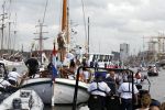 Amsterdam 21 augustus 2010
Prins Willem Alkexander met de groende Draeck bij sail. Prinses Maxima Prinses Amalia Ariane en Alexia zijn er ook bij. Ook is er een kindermeisje bij. Ze voeren onder begeleiding van meerdere politie boten
Peter Smulders bv