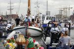 Amsterdam 21 augustus 2010
Prins Willem Alkexander met de groende Draeck bij sail. Prinses Maxima Prinses Amalia Ariane en Alexia zijn er ook bij. Ook is er een kindermeisje bij. Ze voeren onder begeleiding van meerdere politie boten
Peter Smulders bv