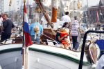 Amsterdam 21 augustus 2010
Prins Willem Alkexander met de groende Draeck bij sail. Prinses Maxima Prinses Amalia Ariane en Alexia zijn er ook bij. Ook is er een kindermeisje bij. Ze voeren onder begeleiding van meerdere politie boten
Peter Smulders bv