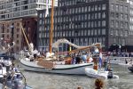 Amsterdam 21 augustus 2010
Prins Willem Alkexander met de groende Draeck bij sail. Prinses Maxima Prinses Amalia Ariane en Alexia zijn er ook bij. Ook is er een kindermeisje bij. Ze voeren onder begeleiding van meerdere politie boten
Peter Smulders bv