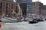 Amsterdam 21 augustus 2010
Prins Willem Alkexander met de groende Draeck bij sail. Prinses Maxima Prinses Amalia Ariane en Alexia zijn er ook bij. Ook is er een kindermeisje bij. Ze voeren onder begeleiding van meerdere politie boten
Peter Smulders bv