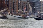 Amsterdam 21 augustus 2010
Prins Willem Alkexander met de groende Draeck bij sail. Prinses Maxima Prinses Amalia Ariane en Alexia zijn er ook bij. Ook is er een kindermeisje bij. Ze voeren onder begeleiding van meerdere politie boten
Peter Smulders bv