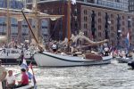 Amsterdam 21 augustus 2010
Prins Willem Alkexander met de groende Draeck bij sail. Prinses Maxima Prinses Amalia Ariane en Alexia zijn er ook bij. Ook is er een kindermeisje bij. Ze voeren onder begeleiding van meerdere politie boten
Peter Smulders bv