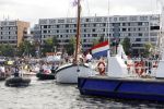 Amsterdam 21 augustus 2010
Prins Willem Alkexander met de groende Draeck bij sail. Prinses Maxima Prinses Amalia Ariane en Alexia zijn er ook bij. Ook is er een kindermeisje bij. Ze voeren onder begeleiding van meerdere politie boten
Peter Smulders bv