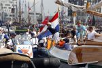 Amsterdam 21 augustus 2010
Prins Willem Alkexander met de groende Draeck bij sail. Prinses Maxima Prinses Amalia Ariane en Alexia zijn er ook bij. Ook is er een kindermeisje bij. Ze voeren onder begeleiding van meerdere politie boten
Peter Smulders bv