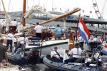 Amsterdam 21 augustus 2010
Prins Willem Alkexander met de groende Draeck bij sail. Prinses Maxima Prinses Amalia Ariane en Alexia zijn er ook bij. Ook is er een kindermeisje bij. Ze voeren onder begeleiding van meerdere politie boten
Peter Smulders bv