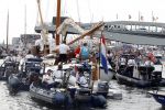 Amsterdam 21 augustus 2010
Prins Willem Alkexander met de groende Draeck bij sail. Prinses Maxima Prinses Amalia Ariane en Alexia zijn er ook bij. Ook is er een kindermeisje bij. Ze voeren onder begeleiding van meerdere politie boten
Peter Smulders bv