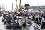 Amsterdam 21 augustus 2010
Prins Willem Alkexander met de groende Draeck bij sail. Prinses Maxima Prinses Amalia Ariane en Alexia zijn er ook bij. Ook is er een kindermeisje bij. Ze voeren onder begeleiding van meerdere politie boten
Peter Smulders bv