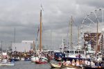 Amsterdam 21 augustus 2010
Prins Willem Alkexander met de groende Draeck bij sail. Prinses Maxima Prinses Amalia Ariane en Alexia zijn er ook bij. Ook is er een kindermeisje bij. Ze voeren onder begeleiding van meerdere politie boten
Peter Smulders bv