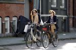 Amsterdam 6 september 2010
Halina Reijn en Carice v Houten samen op de fiets in Amsterdam.
Peter Smulders bv