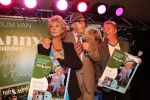 Volendam, 8 September 2010
Uitreiking nieuwe CD van Jan Keizer & Anny Schilder
Jan Keizer en Anny Schilder samen met Mijnheer Wijdbeens ( Andre van Duin )
Foto Peter Smulders BV