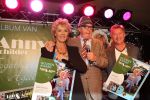Volendam, 8 September 2010
Uitreiking nieuwe CD van Jan Keizer & Anny Schilder
Jan Keizer en Anny Schilder samen met Mijnheer Wijdbeens ( Andre van Duin )
Foto Peter Smulders BV