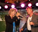 Volendam, 8 September 2010
Uitreiking nieuwe CD van Jan Keizer & Anny Schilder
Jan Keizer en Anny Schilder samen met Mijnheer Wijdbeens ( Andre van Duin )
Foto Peter Smulders BV