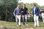 Hilversum, 4 September 2010
KLM Open Charity-Challenge brengt voor WNF met veel BN-ers op de Hilversumsche Golfclub
Jeroen Rietbergen in gesprek met Journalist Gerard Louter en Martijn v d Meulen
Foto Peter Smulders BV