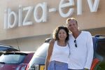 Ibiza 14 juli 2010
Maribelle en haar vriend Nicolaas halen Ilona van de gouden kooi op op het vliegveld van ibiza.
Peter Smulders bv