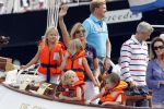 Amsterdam 21 augustus 2010
Prins Willem Alkexander met de groende Draeck bij sail. Prinses Maxima Prinses Amalia Ariane en Alexia zijn er ook bij. Ook is er een kindermeisje bij. Ze voeren onder begeleiding van meerdere politie boten
Peter Smulders bv