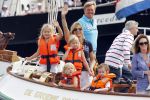 Amsterdam 21 augustus 2010
Prins Willem Alkexander met de groende Draeck bij sail. Prinses Maxima Prinses Amalia Ariane en Alexia zijn er ook bij. Ook is er een kindermeisje bij. Ze voeren onder begeleiding van meerdere politie boten
Peter Smulders bv