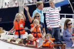 Amsterdam 21 augustus 2010
Prins Willem Alkexander met de groende Draeck bij sail. Prinses Maxima Prinses Amalia Ariane en Alexia zijn er ook bij. Ook is er een kindermeisje bij. Ze voeren onder begeleiding van meerdere politie boten
Peter Smulders bv