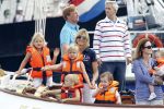 Amsterdam 21 augustus 2010
Prins Willem Alkexander met de groende Draeck bij sail. Prinses Maxima Prinses Amalia Ariane en Alexia zijn er ook bij. Ook is er een kindermeisje bij. Ze voeren onder begeleiding van meerdere politie boten
Peter Smulders bv