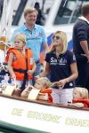 Amsterdam 21 augustus 2010
Prins Willem Alkexander met de groende Draeck bij sail. Prinses Maxima Prinses Amalia Ariane en Alexia zijn er ook bij. Ook is er een kindermeisje bij. Ze voeren onder begeleiding van meerdere politie boten
Peter Smulders bv