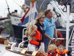 Amsterdam 21 augustus 2010
Prins Willem Alkexander met de groende Draeck bij sail. Prinses Maxima Prinses Amalia Ariane en Alexia zijn er ook bij. Ook is er een kindermeisje bij. Ze voeren onder begeleiding van meerdere politie boten
Peter Smulders bv