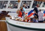 Amsterdam 21 augustus 2010
Prins Willem Alkexander met de groende Draeck bij sail. Prinses Maxima Prinses Amalia Ariane en Alexia zijn er ook bij. Ook is er een kindermeisje bij. Ze voeren onder begeleiding van meerdere politie boten
Peter Smulders bv