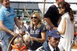 Amsterdam 21 augustus 2010
Prins Willem Alkexander met de groende Draeck bij sail. Prinses Maxima Prinses Amalia Ariane en Alexia zijn er ook bij. Ook is er een kindermeisje bij. Ze voeren onder begeleiding van meerdere politie boten
Peter Smulders bv
