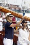 Amsterdam 21 augustus 2010
Prins Willem Alkexander met de groende Draeck bij sail. Prinses Maxima Prinses Amalia Ariane en Alexia zijn er ook bij. Ook is er een kindermeisje bij. Ze voeren onder begeleiding van meerdere politie boten
Peter Smulders bv