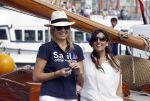 Amsterdam 21 augustus 2010
Prins Willem Alkexander met de groende Draeck bij sail. Prinses Maxima Prinses Amalia Ariane en Alexia zijn er ook bij. Ook is er een kindermeisje bij. Ze voeren onder begeleiding van meerdere politie boten
Peter Smulders bv