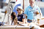 Amsterdam 21 augustus 2010
Prins Willem Alkexander met de groende Draeck bij sail. Prinses Maxima Prinses Amalia Ariane en Alexia zijn er ook bij. Ook is er een kindermeisje bij. Ze voeren onder begeleiding van meerdere politie boten
Peter Smulders bv