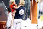 Amsterdam 21 augustus 2010
Prins Willem Alkexander met de groende Draeck bij sail. Prinses Maxima Prinses Amalia Ariane en Alexia zijn er ook bij. Ook is er een kindermeisje bij. Ze voeren onder begeleiding van meerdere politie boten
Peter Smulders bv