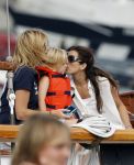 Amsterdam 21 augustus 2010
Prins Willem Alkexander met de groende Draeck bij sail. Prinses Maxima Prinses Amalia Ariane en Alexia zijn er ook bij. Ook is er een kindermeisje bij. Ze voeren onder begeleiding van meerdere politie boten
Peter Smulders bv