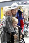 Amsterdam 22 augustus 2010
Grazia PC Catwalk op de pc hooftstraat. Michiel Mol met Paulien Huizinga en hun kinderen Paul Myrthe en Pieter
Peter Smulders bv
