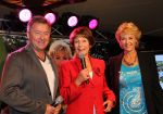Volendam, 8 September 2010
Uitreiking nieuwe CD van Jan Keizer & Anny Schilder
Mies Bouwman met Jan Keizer en Anny Schilder
Foto Peter Smulders BV