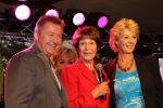 Volendam, 8 September 2010
Uitreiking nieuwe CD van Jan Keizer & Anny Schilder
Mies Bouwman met Jan Keizer en Anny Schilder
Foto Peter Smulders BV