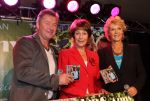 Volendam, 8 September 2010
Uitreiking nieuwe CD van Jan Keizer & Anny Schilder
Mies Bouwman met Jan Keizer en Anny Schilder
Foto Peter Smulders BV