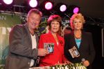 Volendam, 8 September 2010
Uitreiking nieuwe CD van Jan Keizer & Anny Schilder
Mies Bouwman met Jan Keizer en Anny Schilder
Foto Peter Smulders BV