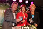 Volendam, 8 September 2010
Uitreiking nieuwe CD van Jan Keizer & Anny Schilder
Mies Bouwman met Jan Keizer en Anny Schilder
Foto Peter Smulders BV